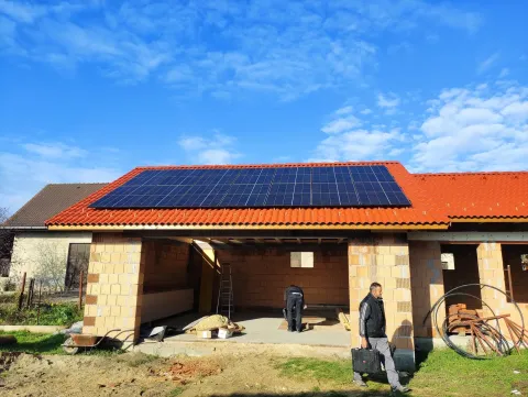 Tetőre szerelt napelemes panelek késő ősszel – éves termelés
