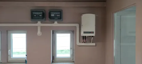 Lapostetős épületen napelemes panel rendszer – Chip-Chup Kft.