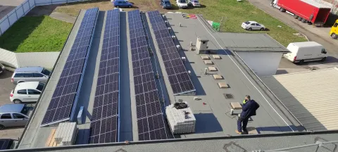 Napelemes panelek precíz igazítása – szakszerű rögzítés