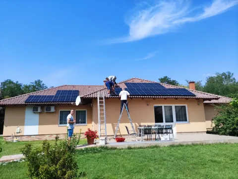 Napelemes panel sor kialakítása tetőn – Chip-Chup Kft.