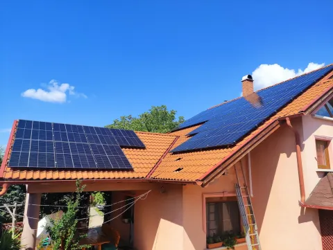 Lapostetős épületre szerelt napelemes rendszer – Chip-Chup Kft.